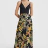 ONeill Alofa Maxi Skirt | Black Tropical Flower 1 ONeill Alofa Maxi Skirt | Black Tropical Flower -ONeill Fashion Shop 1300055 39033 01 MODEL