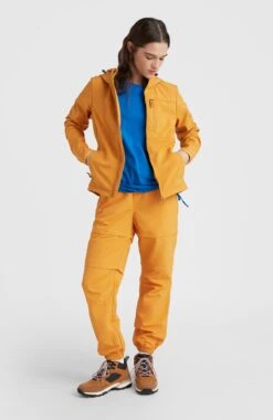 ONeill Spire Softshell Jacket | Nugget -ONeill Fashion Shop 1500041 17016 05 MODEL