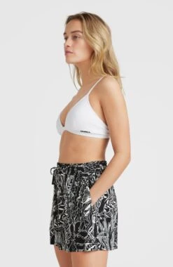 ONeill Java Wave High-Waist Shorts | White . Black Comic Seaweed -ONeill Fashion Shop 1700038 31024 03 MODEL