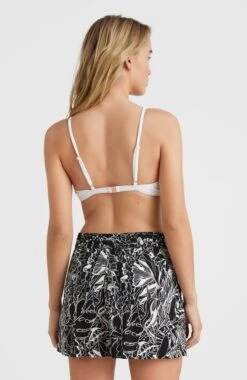 ONeill Java Wave High-Waist Shorts | White . Black Comic Seaweed -ONeill Fashion Shop 1700038 31024 04 MODEL