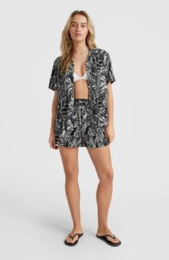 ONeill Java Wave High-Waist Shorts | White . Black Comic Seaweed -ONeill Fashion Shop 1700038 31024 05 MODEL